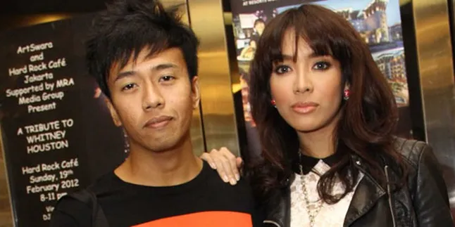 Dea Ananda: Whitney Houston Itu Hero