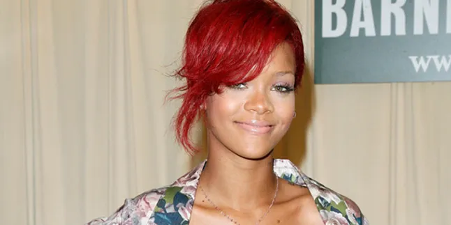 Rihanna Tampil Tanpa Celana di Brit Awards!