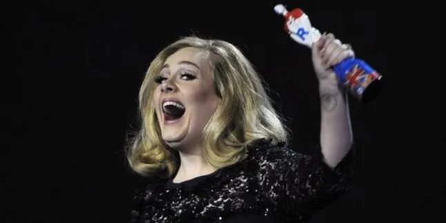 Adele Rebut 2 Piala Brit Awards 2012