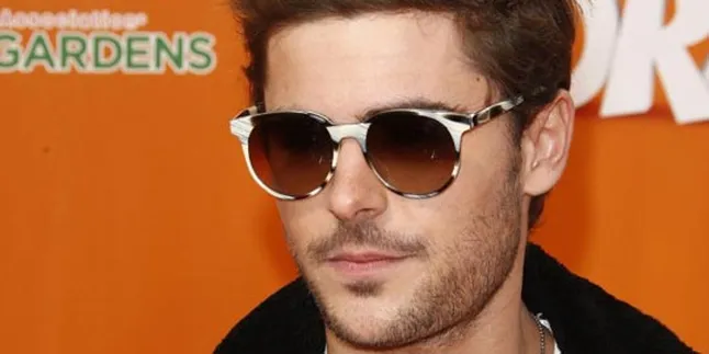 Zac Efron Jatuhkan Kondom di Red Carpet
