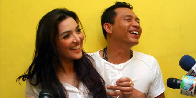 Anang - Ashanty Bagikan Undangan ke Penggemar