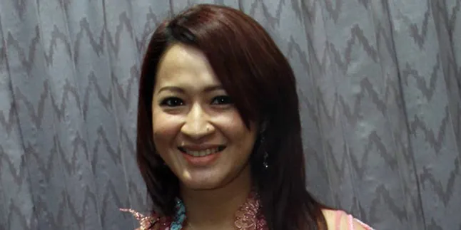 Okie Agustina Fitting Baju Lamaran