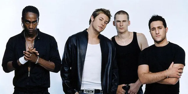 Hujan, Ribuan Penonton Tetap Serbu Konser Blue