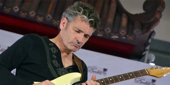 'Java Jazz on the Move', Chris Standring Pukau Penonton