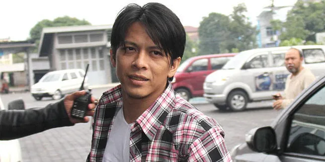 Ariel Tak Terganggu Rumor Dekat Dengan Momo