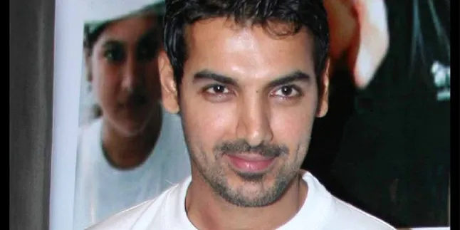 John Abraham Alami Cedera Hidung