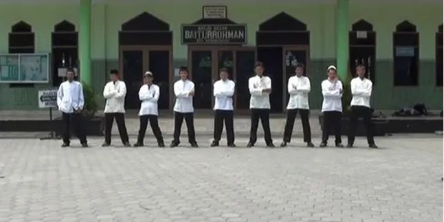 Video SNSG, Boyband ala Pesantren
