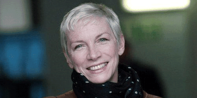 Annie Lennox: Rihanna Bisa Jadi Pahlawan