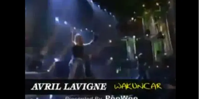 Avril Lavigne Buat Penonton Joget Dengan 'Wakuncar'