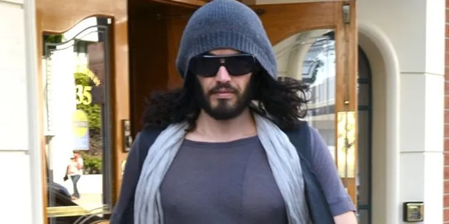 Buang Ponsel, Russell Brand Dituntut Paparazzi