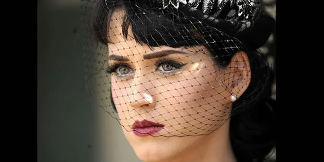 Kisah Cinta Katy dan Brand Akan Dibukukan