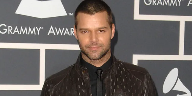 Ricky Martin Takut Baca Tulisannya Sendiri