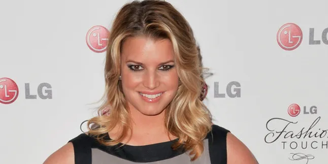 Jessica Simpson Alami Persalinan Semu