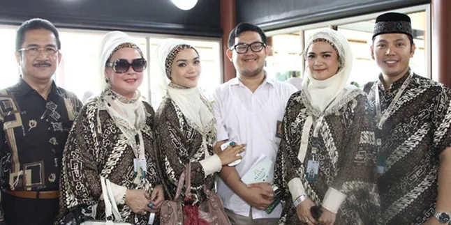 Orang Tua Sheza - Shezy Ajarkan Anaknya Tak Lupa Ibadah Orang Tua Sheza - Shezy Ajarkan Anaknya Tak Lupa Ibadah