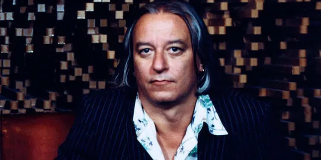 Mantan Gitaris REM Siapkan Album Solo