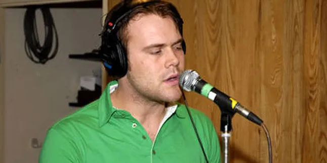 'Dikeroyok' Wanita, Daniel Bedingfield Akhirnya Bugil