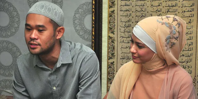 Rachel Maryam Awal Ketemu Suami Saat Umroh Rachel Maryam Awal Ketemu Suami Saat Umroh