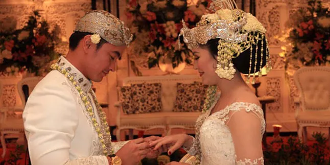 Zumi Zola - Sherrin Bulan Madu ke Mekkah