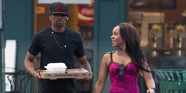 Disebut Incest, Anak-Anak Whitney Houston Tunangan?