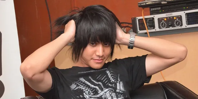 Kevin Aprilio Jadi Penyiar Smart dan Elegan