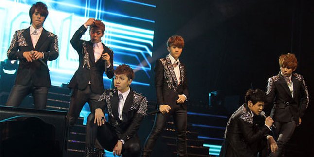 Romantis, B2ST Cium Penonton di Panggung