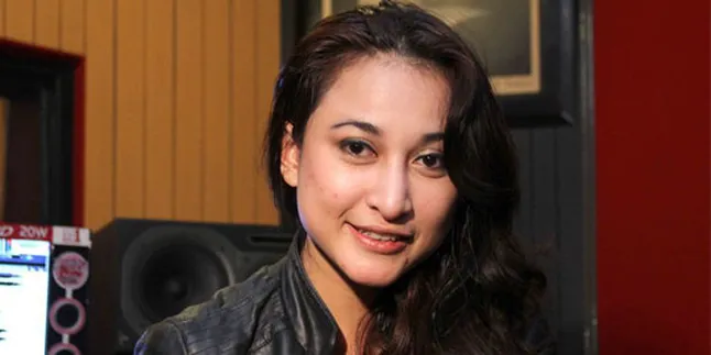 Rinada Dekat 'Polisi Ganteng' Karena Musik Rinada Dekat 'Polisi Ganteng' Karena Musik