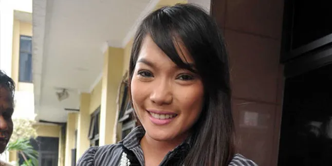 Foto Topless Jenny Cortez Dari HP Yang Hilang