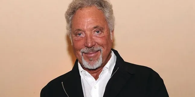 Tom Jones Kecam Kemampuan Simon Cowell