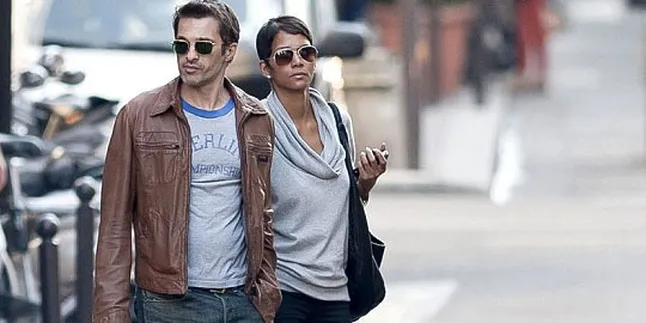 Halle Berry-Oliver Martinez Jalan-Jalan Di Paris!