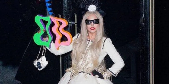 Lady GaGa Akui Idolakan Whitney Houston