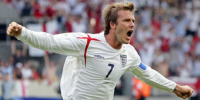 The Wanted Ajari Anak Beckham Mainkan Gitar