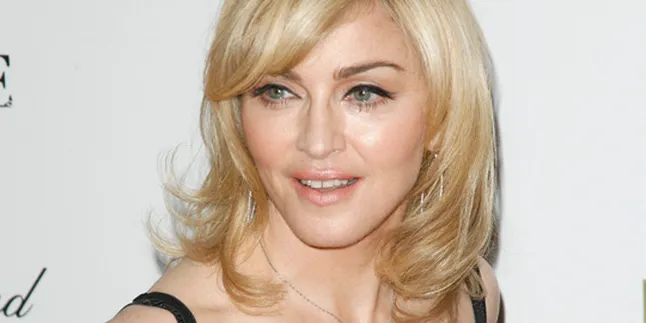 Wow! Madonna Pamer Pantat di Atas Panggung!