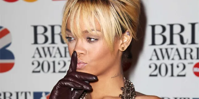 Rihanna Ajak Ashton Kutcher Kencan di Inggris