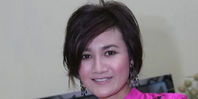 Nini Carlina Pelihara Biawak Yang Masuk Rumahnya