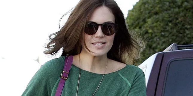 Ups! Dada Mandy Moore Hampir Jatuh!