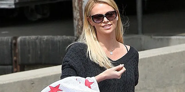 Charlize Theron Pamer Anak Adopsi!