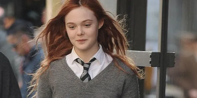 Elle Fanning Tampil Berseragam Dalam 'BOMB'