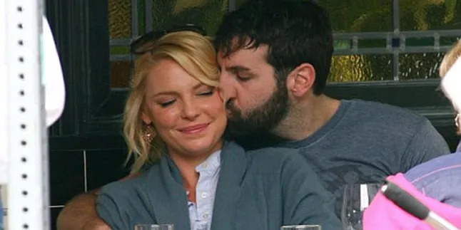 Suami Pamer Ciuman, Katherine Heigl Ngambek! Suami Pamer Ciuman, Katherine Heigl Ngambek!