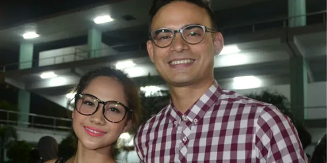 Bunga dan Ashraf: Earth Wind and Fire Keren Banget