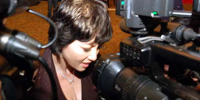 Meriam Belina Datangi Polda Dengan Mata Berkaca-Kaca