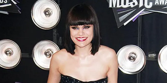 Fans 'Gila' Rela Patahkan Kaki Demi Tampil Mirip Jessie J