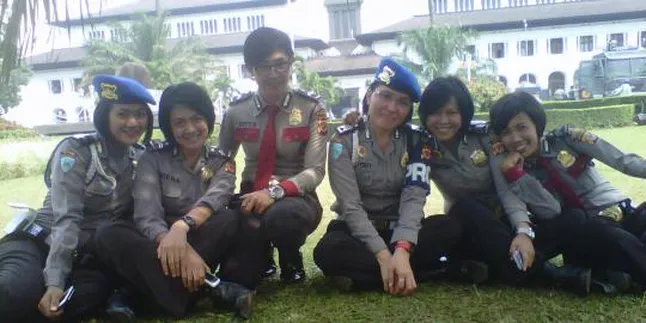 Zebra Metro Voice, Girlband Ala Polwan