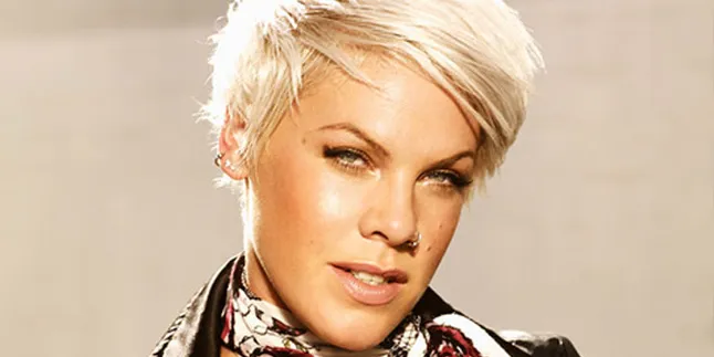 Asyik menyanyi, Pink Jatuh Dari Panggung