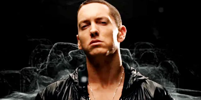 Emimen Memukul Wajah Seseorang?