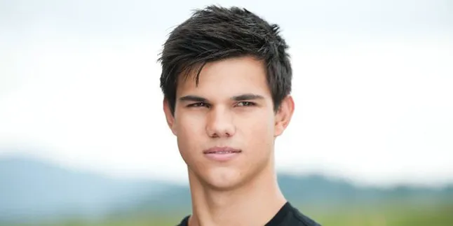 Taylor Lautner Menjadi Korban Serangan Cairan Hijau!