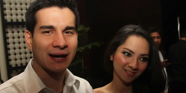 Steve Emmanuel Gandeng Pacar Baru