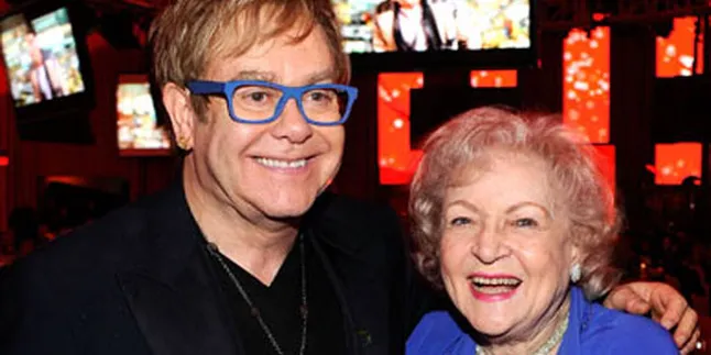 Wah! Elton John Dapat Hadiah Buaya!