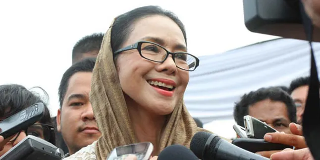 Poppy Dharsono Didukung Adik-Adik Almarhum Moerdiono