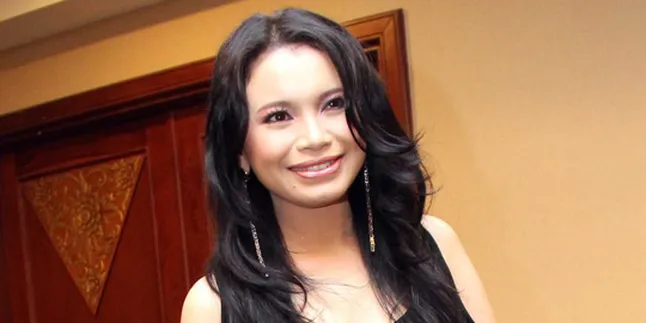 Lihat Sosok Chrisye, Rossa Menangis