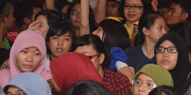 Tak Kuat Antre, Puluhan Calon Penonton SS4 Pingsan